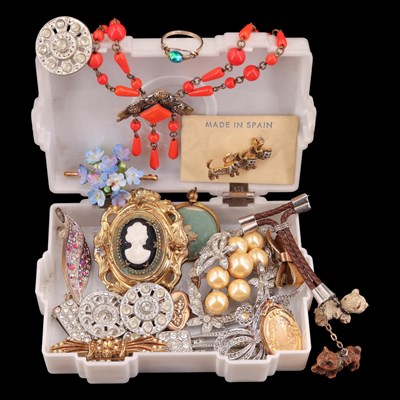 Lot 1051 - A small quantity of vintage costume jewellery...