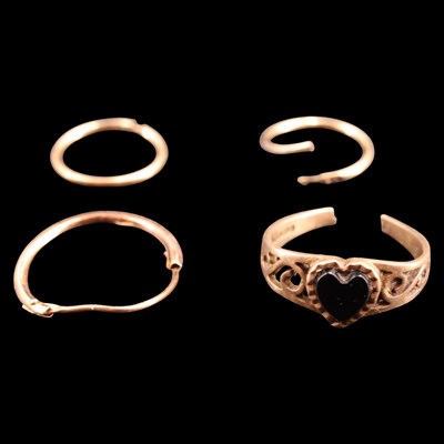 Lot 990 - Scrap 9 ct gold and yellow metal, 1.2 g