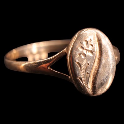 Lot 992 - A vintage 9 ct gold signet ring, its oval face...