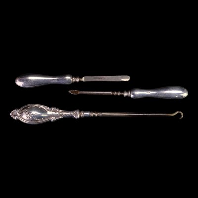 Lot 876 - A George V silver-handled button hook,...