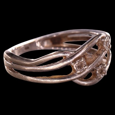 Lot 983 - A near-contemporary three-stone diamond...