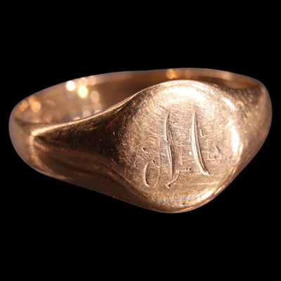 Lot 1006 - A 1941 9 ct gold signet ring, having a...