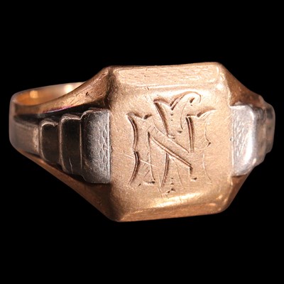 Lot 1007 - A 1938 9 ct gold signet ring, having a...