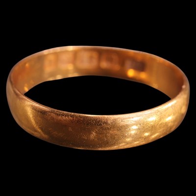 Lot 1008 - A 1910 22 ct gold wedding band, 4 mm, Q, 2.3 g