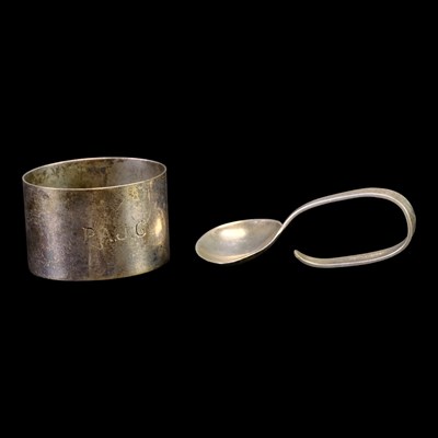 Lot 922 - A silver napkin ring and infant's spoon, 48 g