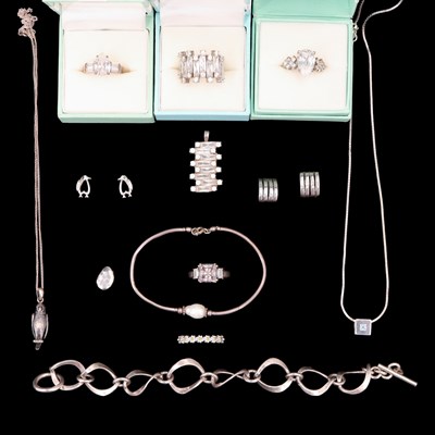 Lot 986 - A quantity of contemporary gemstone-set and...
