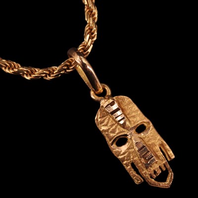 Lot 1033 - A near-contemporary 18 ct yellow metal African...