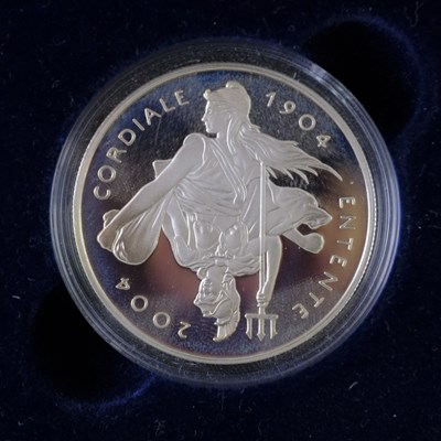 Lot 416 - A Royal Mint UK 2004 "Entente Cordiale" silver...