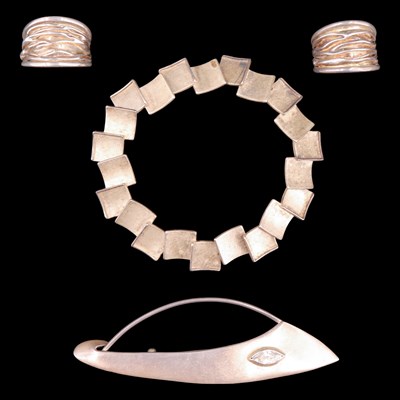 Lot 1038 - Modernist white metal jewellery, comprising a...