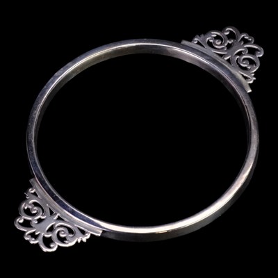 Lot 880 - A silver collar with fretwork planar...