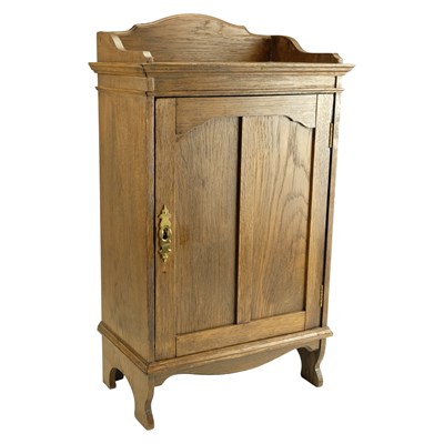 Lot 719 - A late 19th / early 20th Century diminutive...