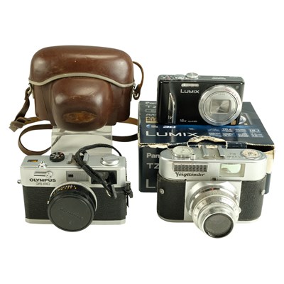 Lot 723A - A vintage Voigtlander Vito BL camera, together...