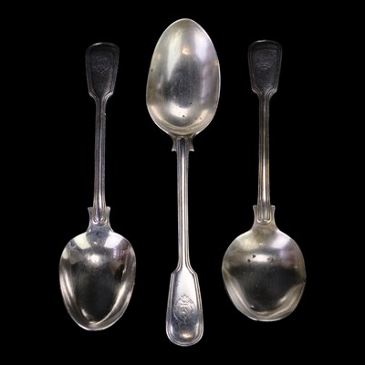 Lot 905 - Three Victorian thread fiddle pattern silver...