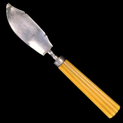 Lot 913 - A George IV silver butter knife, having a...