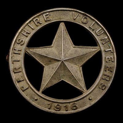 Lot 35 - A 1916 Perthshire Volunteers glengarry badge
