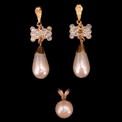 Lot 952C - A small pearl pendant having a yellow metal...