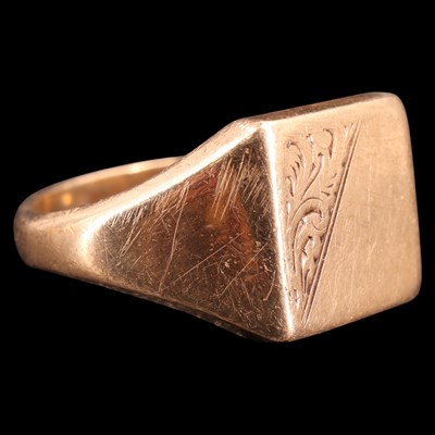 Lot 1006a - A 9 ct gold signet ring, having a square...