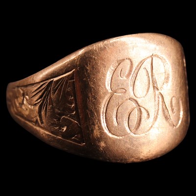 Lot 1006c - A 9 ct gold signet ring, M, 3.6 g