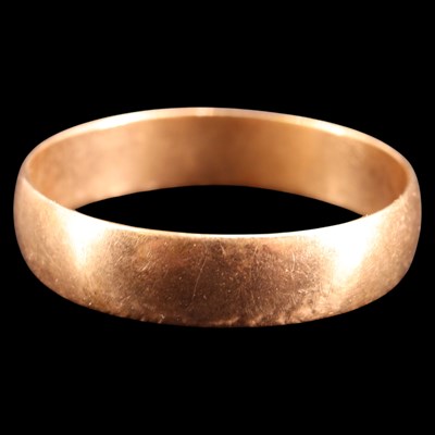 Lot 1006d - A 9 ct gold wedding band, S, 2.2 g