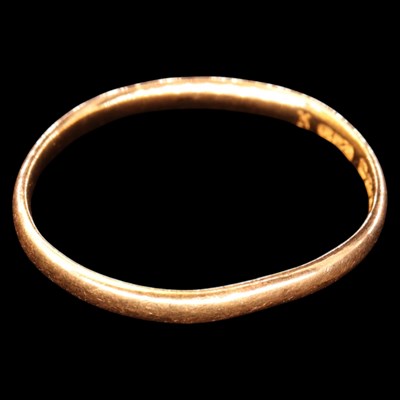 Lot 1321 - A 1930s slender 22 ct gold wedding band, N, 1.4 g