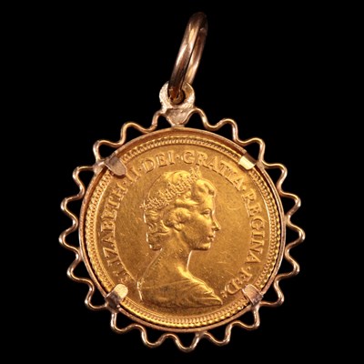 Lot 1326 - A 1982 gold sovereign coin in a yellow metal...