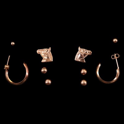 Lot 1336 - 9 ct gold hoop, horse and spherical...