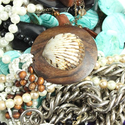 Lot 1523 - A small group of vintage and contemporary...