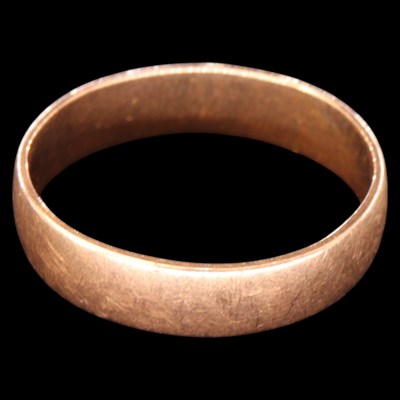 Lot 1352 - A 1980 9 ct gold band, U, 2.9 g
