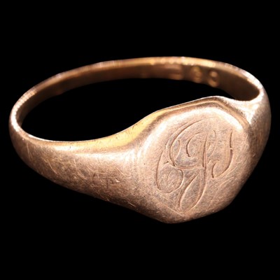 Lot 1353 - A vintage 9 ct gold signet ring, having a...