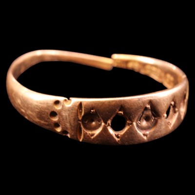 Lot 1354 - A Victorian 15 ct gold ring, 1.4 g, (a/f)