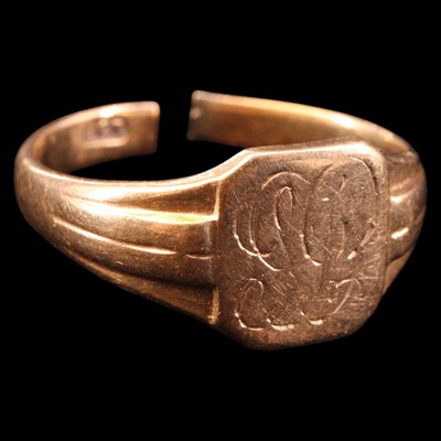 Lot 1355 - A vintage 9 ct gold signet ring, 2.1 g, (a/f)