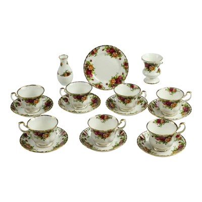 Lot 985 - A small quantity of Royal Albert Old Country...