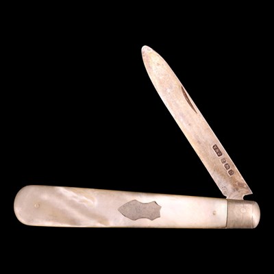 Lot 1123 - An Edwardian silver pocket folding fruit knife,...