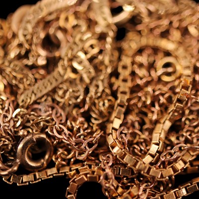Lot 1375 - Three 9 ct yellow metal neck chains,...