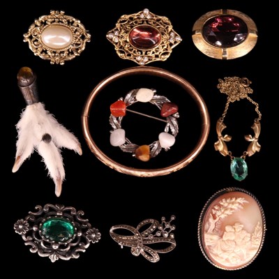 Lot 1527 - A small group of vintage costume...