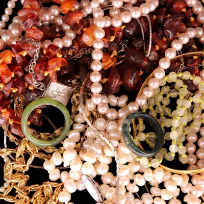 Lot 1528 - A single-strand freshwater pearl necklace,...