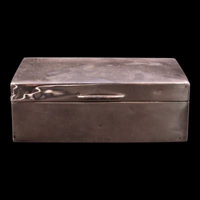 Lot 1137 - An early George V silver table cigarette box,...