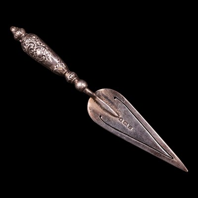 Lot 1133 - An Edwardian silver trowel-form bookmark, 9 cm,...