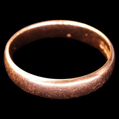 Lot 1402 - A 1920s 9 ct rose-gold wedding band, R, 2.8 g