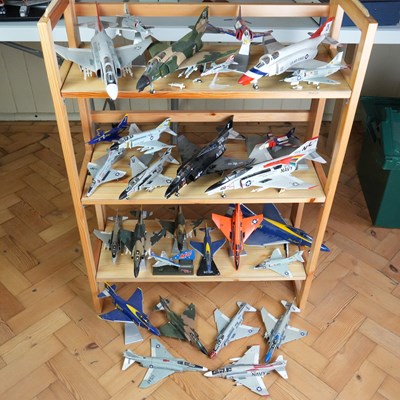 Lot 246 - A quantity of diecast and plastic scale model...