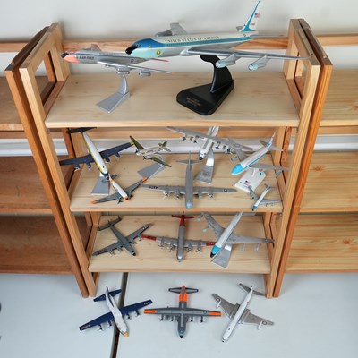 Lot 250 - A quantity of diecast and plastic scale model...