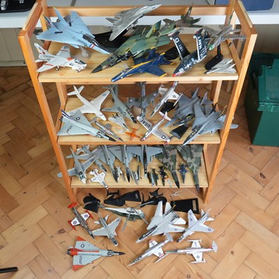 Lot 252 - A quantity of diecast and plastic scale model...