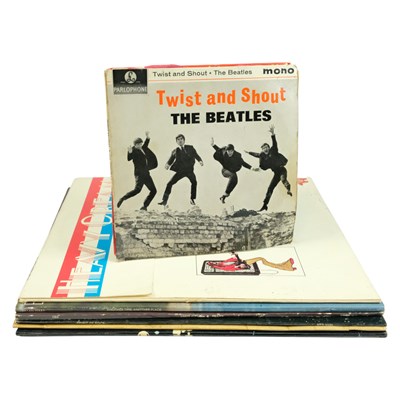 Lot 665 - A small quantity of vinyl records and...