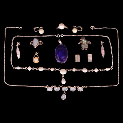 Lot 1424 - A group of vintage and contemporary pearl,...
