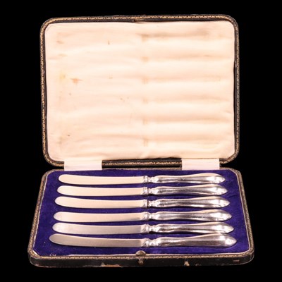 Lot 1165 - A cased set of 1920s silver-handled tea knives