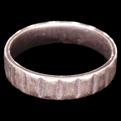 Lot 1447 - A white-coloured yellow metal band, J/K, 2.3 g