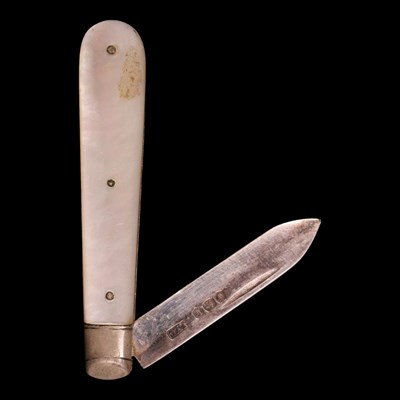 Lot 1168 - A George V silver fruit knife, having...