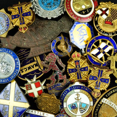 Lot 558 - A group of vintage enamelled lapel badges etc,...