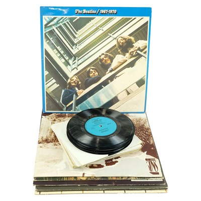 Lot 652 - A quantity of vinyl records and...