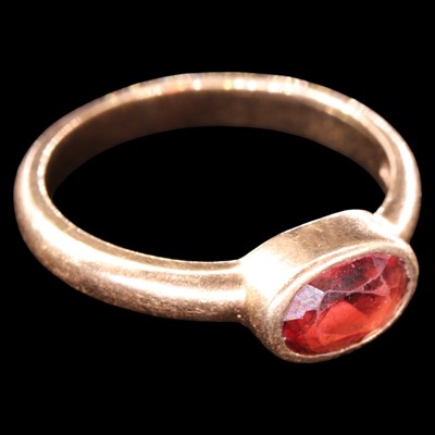 Lot 1466 - A contemporary garnet solitaire...
